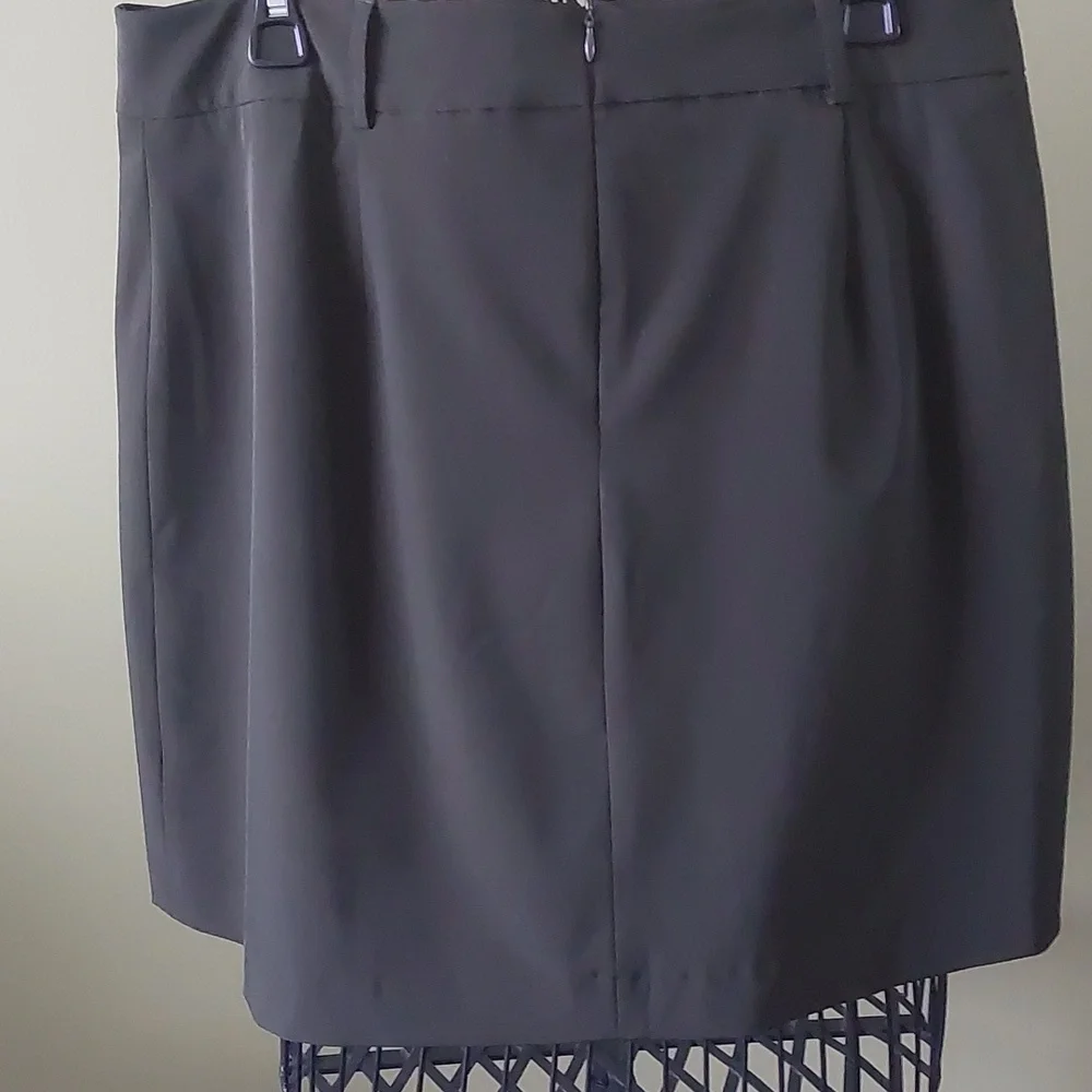⭐Host Pick⭐PINK TARTAN, size 14, dark olive green color skirt - Picture 4 of 15